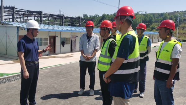 入伏以来，气温逐日攀升，给坚守一线的干部职工带来严峻“烤”验。为做好防暑降温工作，保障职工健康权益，营造和谐稳定的劳动关系和社会秩序，交科公司工会积极组织开展“夏送清凉”职工关怀慰问活动，班子成员纷纷