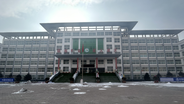 春节将至，大多数建设者已踏上归途，但在临夏积石山县积石中学灾后维修项目施工现场，仍是一派如火如荼、干劲十足的繁忙景象，墙面修补、吊顶安装、更换震损矿棉板等作业紧张有序进行，为即将到来的新春佳节“渲染”