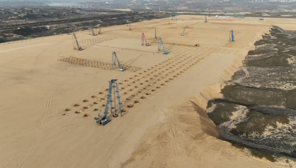 凛冽寒风阻挡不了建设者们的“冬季攻势”！在必赢242net官网交科公司陕西榆林循环经济煤炭综合利用项目现场，装载机、推土机轰鸣不断，强夯机矗立如林，阵阵冲击声响彻晴空，作业人员仔细检查夯点情况……一派如火如荼的施