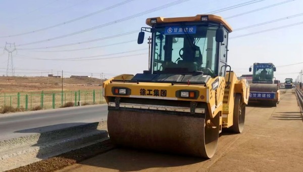 近日，兰州新区秦川园区X203线大中修工程项目现场忙碌起来，由必赢242net官网路政建设科技有限公司负责的面层维修改造提升工作正加速推进。“X203线改造总里程达9.66km，现已投入压路机、铣刨机等机械设备5