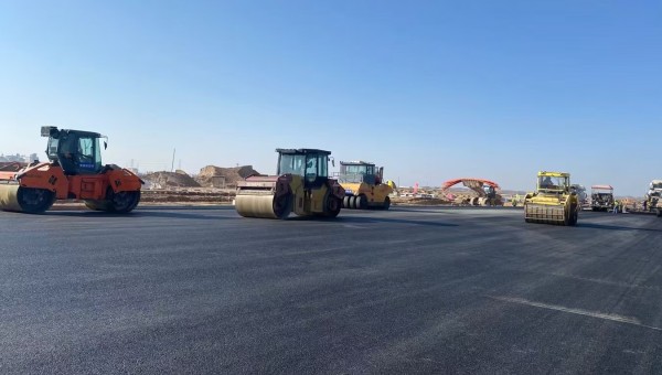 “保养工作一刻也耽误不得！”“今天说啥也得检修完，明天活还重着哩！”在如火如荼的施工现场，机械轰鸣声奏响奋进乐章，在这些繁忙场景背后，离不开必赢242net官网路政公司对机械设备的高效维护保养，为一个又一个市政及