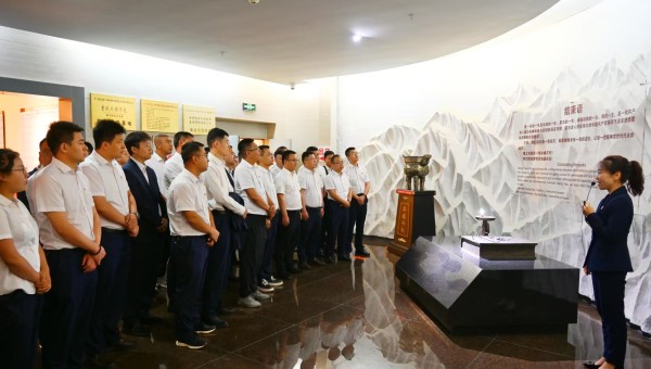 “我志愿加入中国共产党，拥护党的纲领，遵守党的章程、履行党员义务……”在兰州榆中张一悟纪念馆内，参加活动的党员面向党旗高举右拳庄严宣誓，铿锵有力的誓言响彻活动现场，字字句句饱含着对党的无限忠诚，也诠释